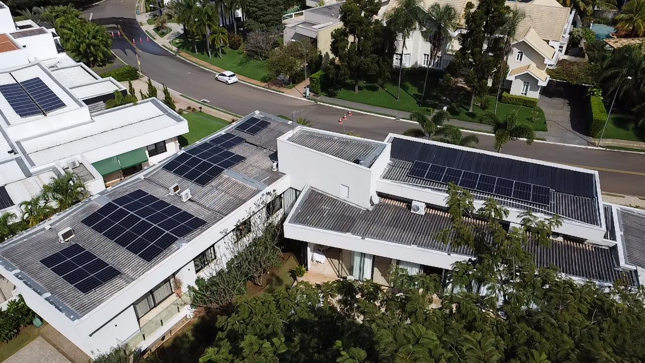 Painéis solares em telhado de comércio