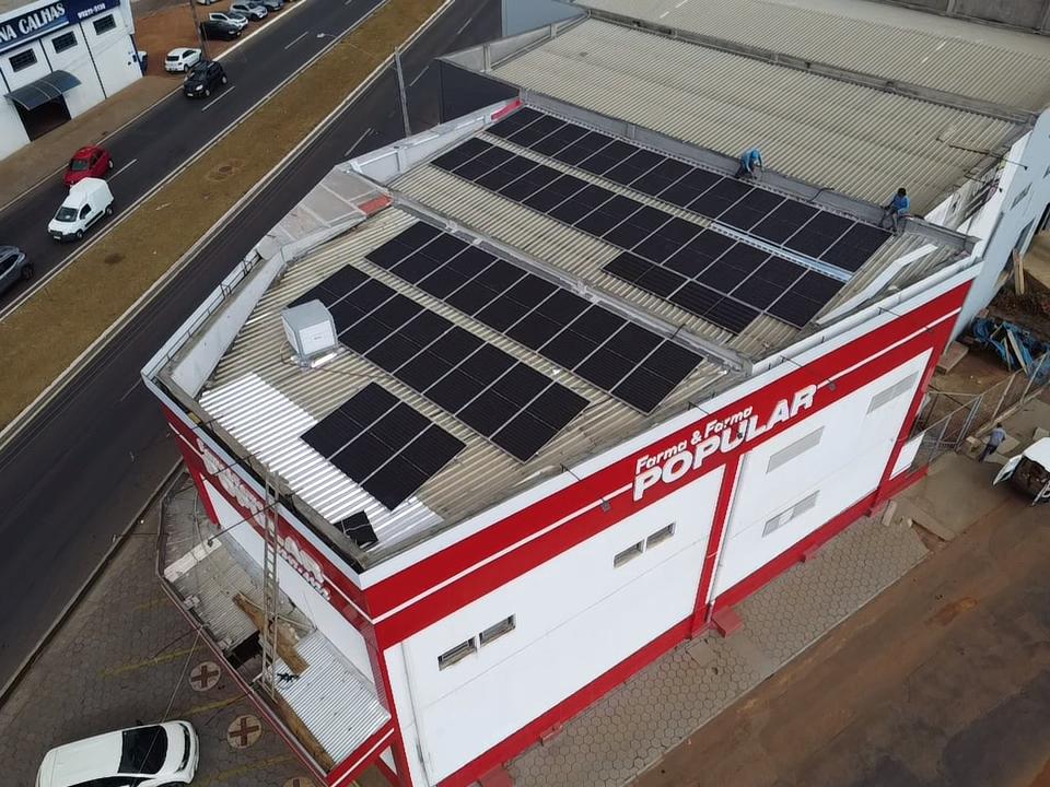 Técnico inspecionando painéis solares